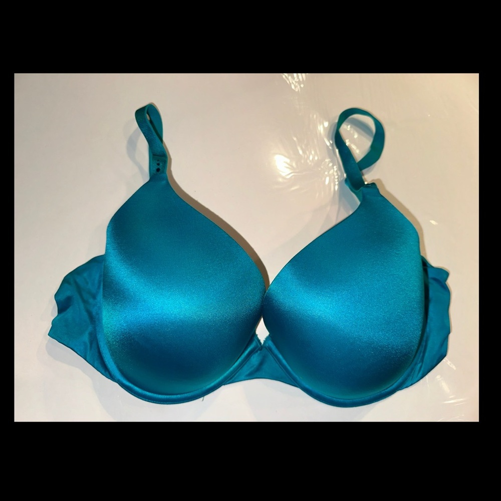 VICTORIA’S SECRET
38D
Biofit Demi Uplift
Teal
Smoke-free
Pet-free